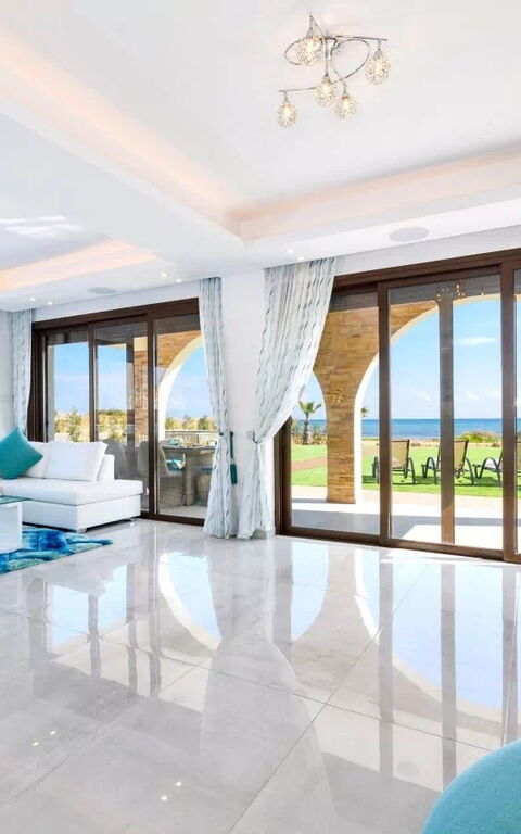 Serenity Seafront Villa: Stue