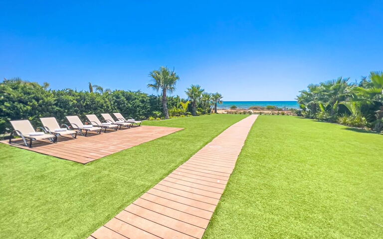 Serenity Seafront Villa: Have, Udendørs, Udvendige