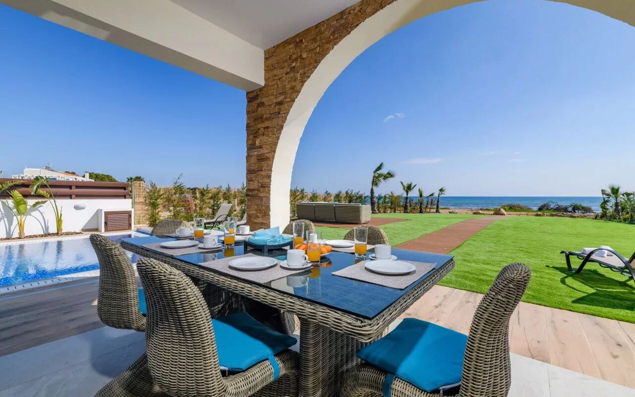 Serenity Seafront Villa: Altan / terrasse / gårdhave, Udendørs, Udvendige