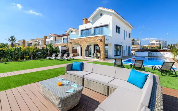 Serenity Seafront Villa: Have, pool, Udendørs, Udvendige