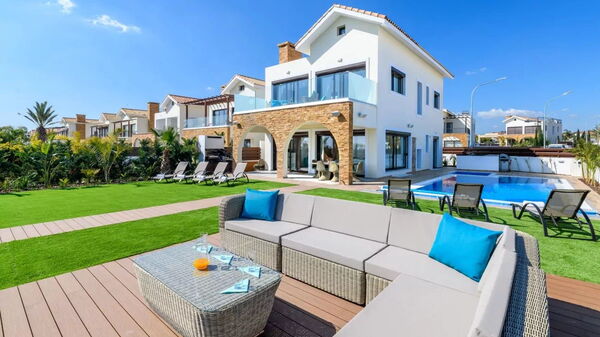 Serenity Seafront Villa: Have, pool, Udendørs, Udvendige