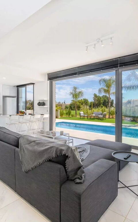 By the Beach - Royal Sapphire Villa: Stue