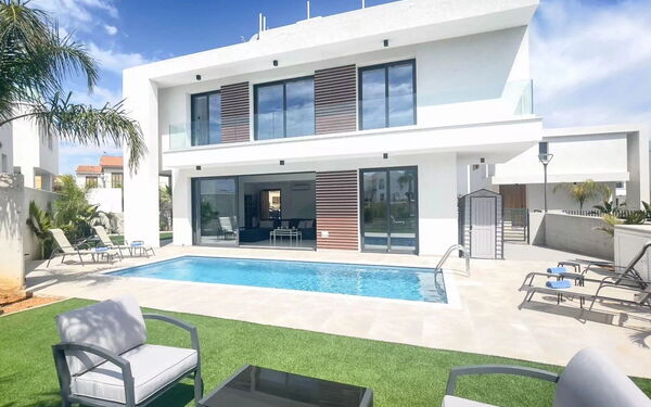 By the Beach - Royal Sapphire Villa: Have, pool, Udendørs, Udvendige