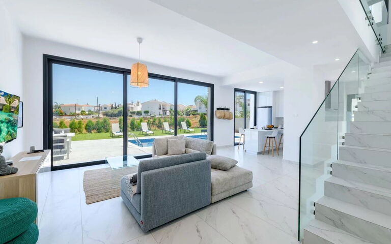 By the Beach - White Coral Villa: Stue