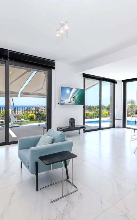 By the Beach - Emerald Seaview Villa: Stue