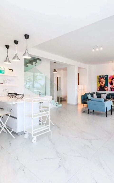 By the Beach - Emerald Seaview Villa: Stue
