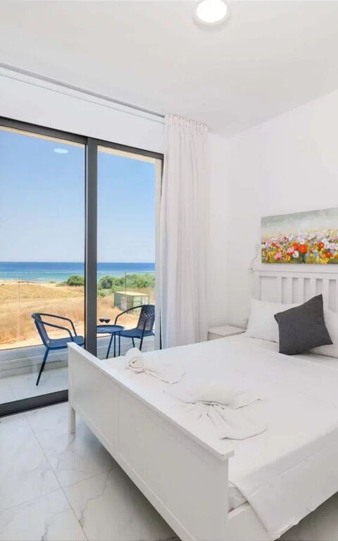 By the Beach - Emerald Seaview Villa: soveværelse
