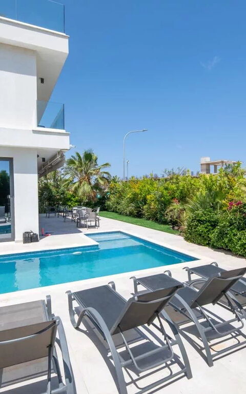 By the Beach - Emerald Seaview Villa: pool, Udendørs, Udvendige