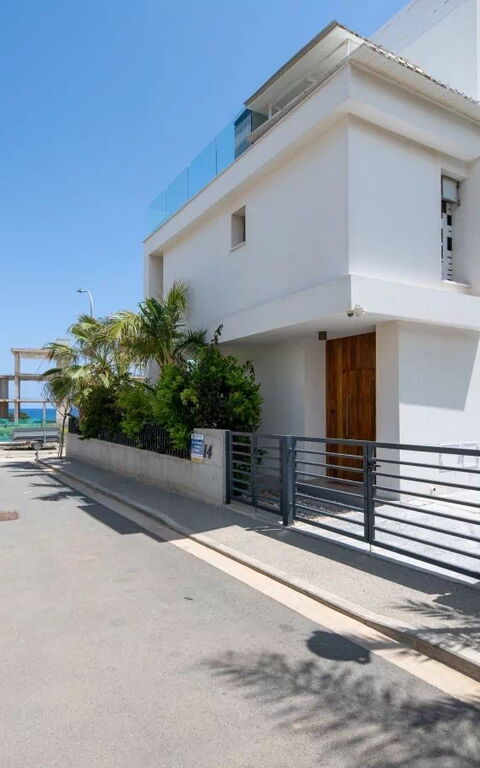 By the Beach - Emerald Seaview Villa: Hovedindgang