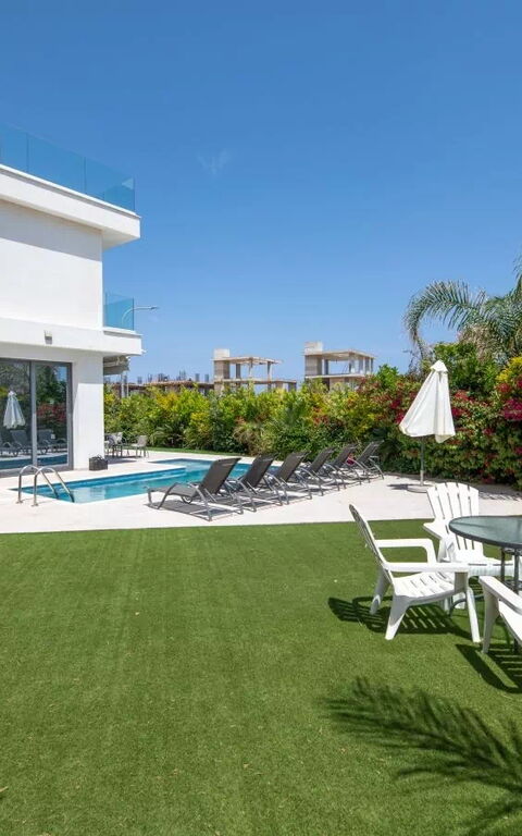 By the Beach - Emerald Seaview Villa: Have, pool, Udendørs, Udvendige