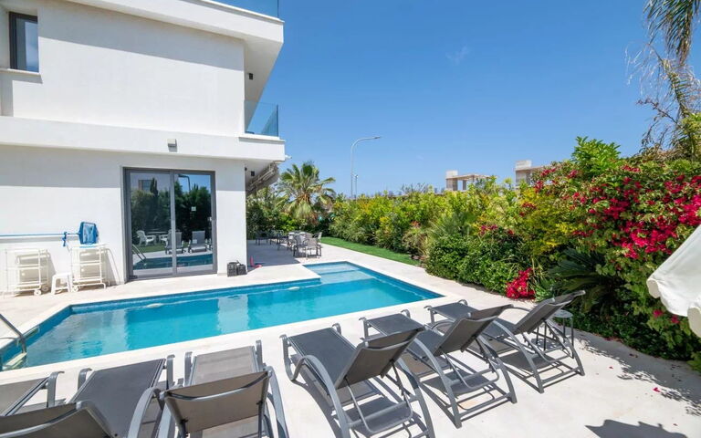 By the Beach - Emerald Seaview Villa: pool, Udendørs, Udvendige