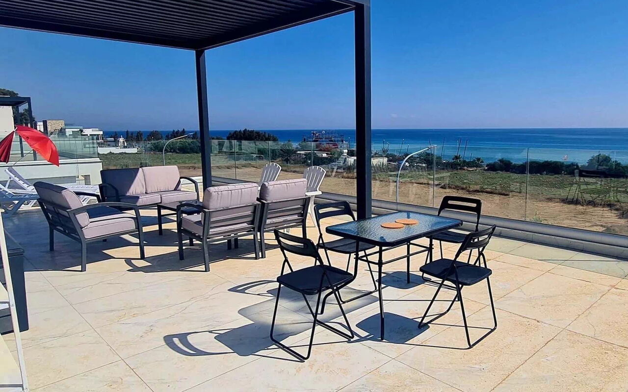 By the Beach - Emerald Seaview Villa: Altan / terrasse / gårdhave, Udendørs, Udvendige