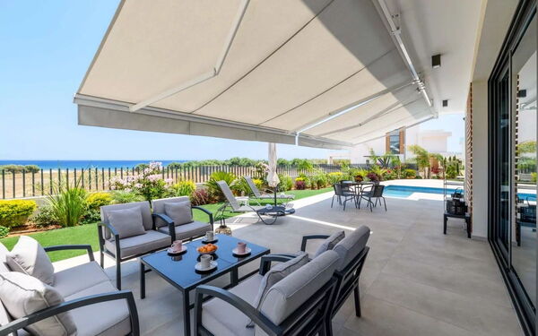 By the Beach - Emerald Seaview Villa: Altan / terrasse / gårdhave, pool, Udendørs, Udvendige