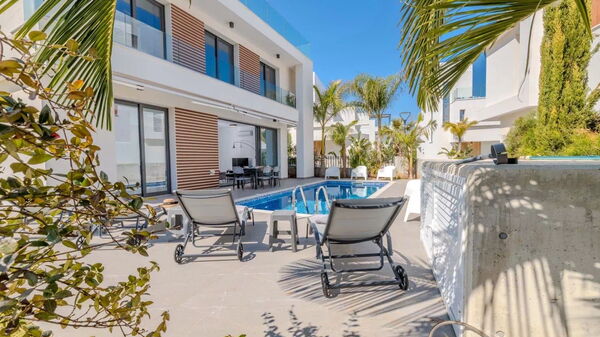 By the Beach - Aura Villa: pool, Udendørs, Udvendige