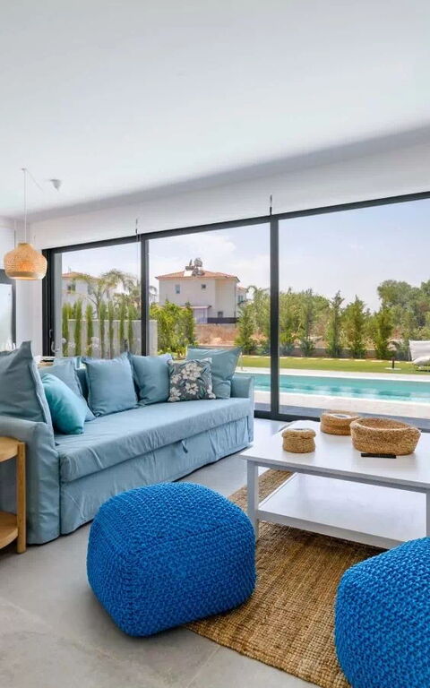 By the Beach - Blue Topaz Villa: Køkken, Stue