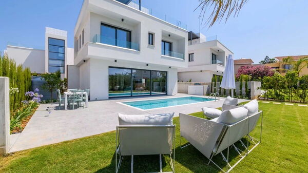 By the Beach - Blue Topaz Villa: Have, pool, Udendørs, Udvendige