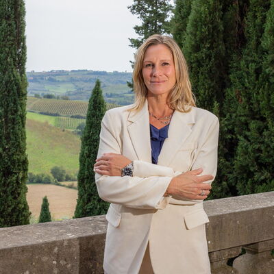 Valentina Nardi, Bogføring og kundeservice